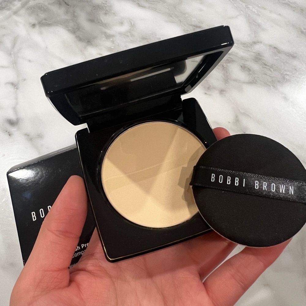 BNIB Bobbi Brown sheet finish pressed powder - pale yellow